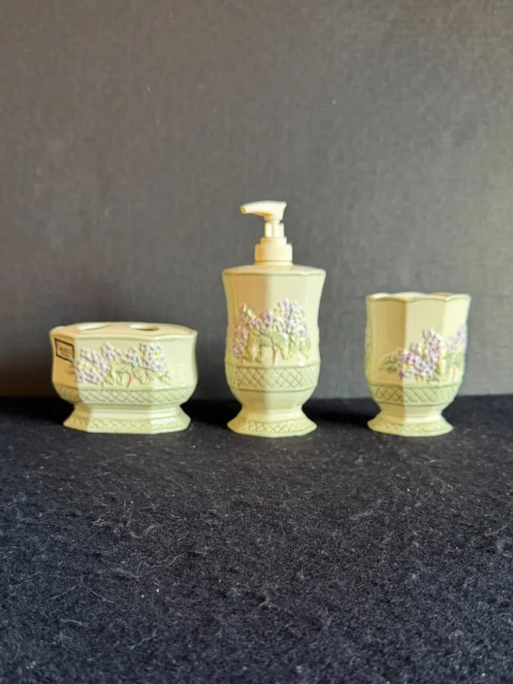 Vintage Ceramic Embossed ‘Lilac’ Bathroom Accessory Set